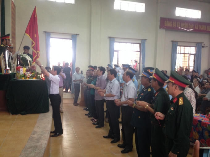 Các cơ quan, ban ngành, đoàn thể cùng người dân thắp nén nhang thơm phúng viếng hương hồn Liệt sĩ Thượng uý Đặng Đình Duy.