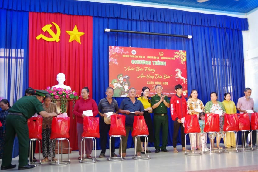 Thượng tá Nguyễn Ngọc Thoản – Phó Phòng Nghiệp vụ BĐBP tỉnh Tây Ninh và bà Nguyễn Ngọc Quỳnh Thư - Phó Chủ tịch UBND xã Bến Cầu trao quà cho người dân