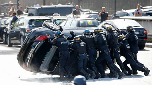 Vụ biểu tình của các tài xế taxi truyền thống ở Paris năm 2015 (ảnh REUTERS).