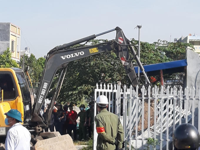 Máy móc tiến hành phá dỡ công trình trái phép.