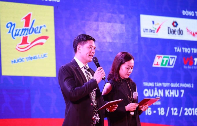 Diễn viên Hồng Ánh và Bình Minh đảm nhiệm vai trò dẫn chương trình trong Lễ kỷ niệm.