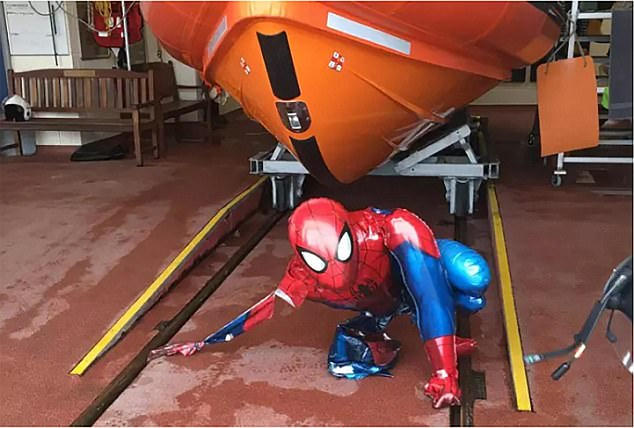 Một quả bóng bay hình Người Nhện đã dẫn tới một cuộc giải cứu huy động cả xuồng máy và trực thăng, sau khi người dân vô tình nhầm lẫn quả bóng bay rơi xuống biển là một vận động viên nhảy dù gặp nạn.