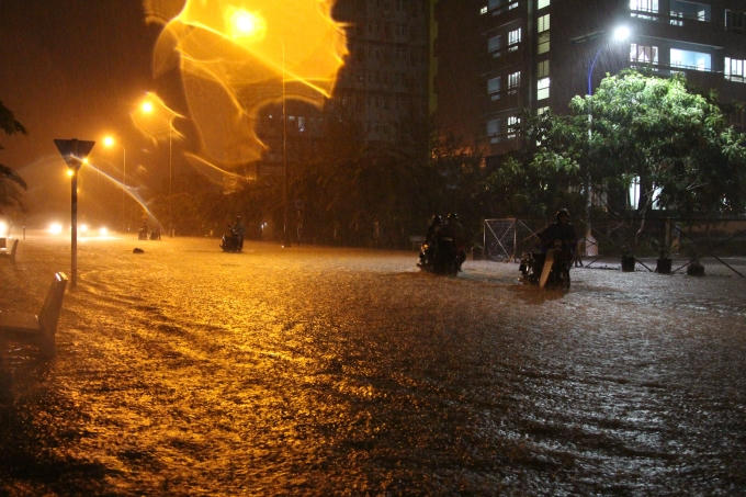 Xe chết máy hàng loạt khiến cho con đường về Kí túc xá vô cùng gian nan.