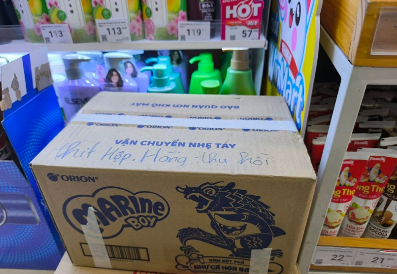 Hộp sản phẩm thu hồi tại một tiệm tạp hóa Hải Phòng, ngày 11/1. Ảnh: Lê Tân