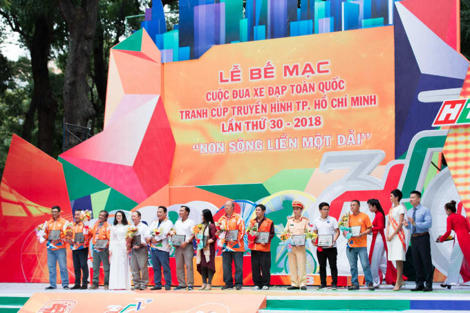 Hoa hậu H'Hen Ni&ecirc; mang xe đạp c&aacute; nh&acirc;n chạy đua c&ugrave;ng c&aacute;c bạn trẻ nh&acirc;n ng&agrave;y 30/04