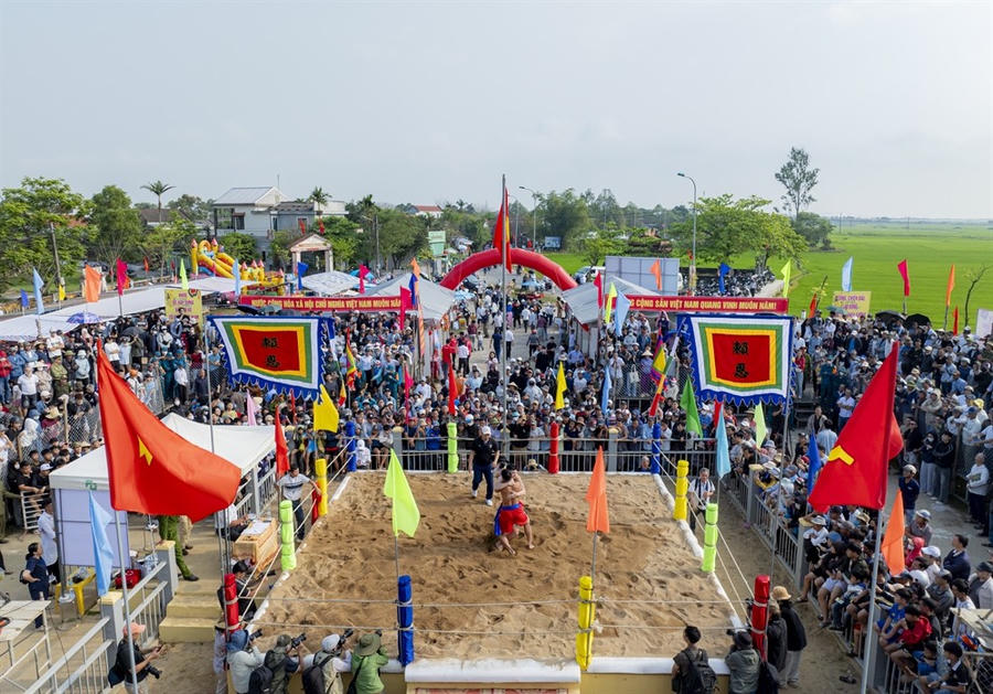 Hội vật làng Sình làng Sình đã trở thành một môn thể thao truyền thống, gắn bó mật thiết với đời sống tinh thần của người dân. (Ảnh: hue.gov.vn)