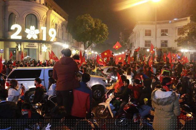 Hàng vạn người đổ ra đường ăn mừng khi Đội tuyển bóng đá nam Việt Nam giành huy chương vàng SEA Games.