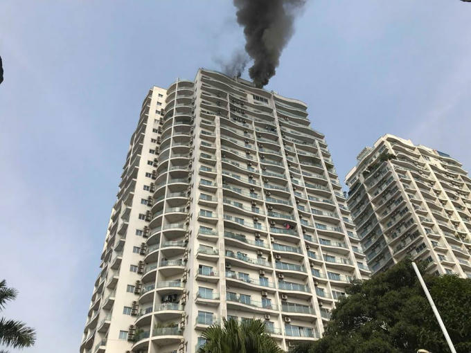 Khói cháy nghi ngút ở Chung cư Golden Westlake Hoàng Hoa Thám, người dân hốt hoảng kêu cứu.