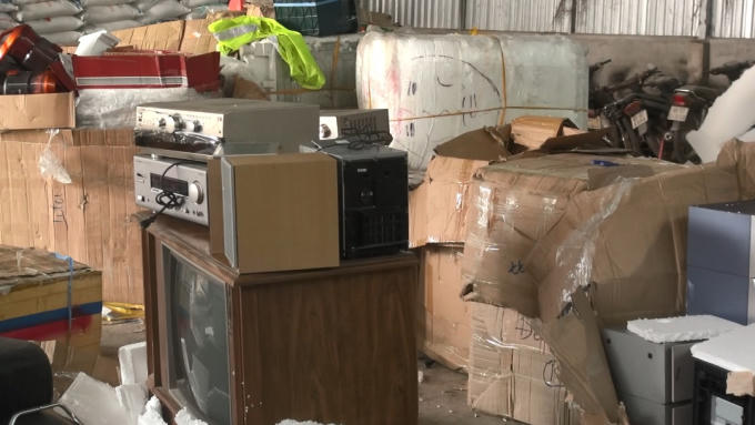 Tổng giá trị hàng hóa cơ quan chức năng thu giữ ước tính trên 200 triệu đồng.