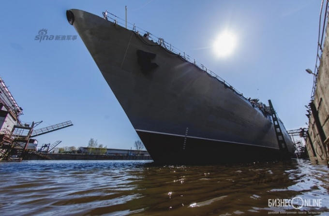 Trước đó, hôm 27/4, nhà máy Zelenodolsk đã hạ thủy tàu hộ vệ Gepard 3.9 thứ 3, tức là chiếc đầu tiên thuộc cặp tàu thứ 2 mà Việt Nam đặt hàng của Nga. Cặp tàu thứ nhất 011 Đinh Tiên Hoàng và 012 Lý Thái Tổ đã được Nga chuyển giao trong giai đoạn 2011-2012.