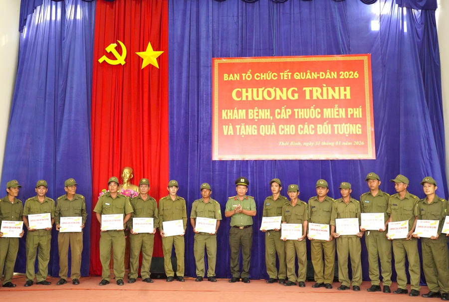 Thượng tá Trần Quốc Toàn - Trưởng phòng An ninh nội địa, Công an tỉnh Cà Mau tặng quà cho lực lượng bảo vệ an ninh, trật tự cơ sở.