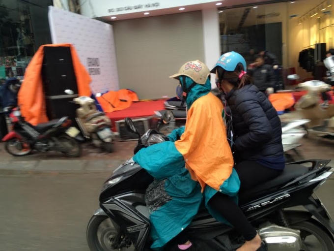 Người H&agrave; Nội co ro đ&oacute;n cơn lạnh đầu m&ugrave;a