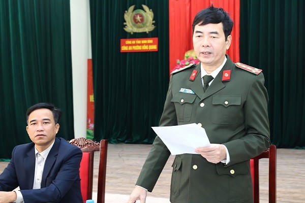 Đại tá Trần Xuân Phú, Phó Bí thư Đảng ủy, Chủ nhiệm Ủy ban Kiểm tra Đảng ủy, Phó Giám đốc Công an tỉnh, phát biểu tại Công an phường Hồng Quang.