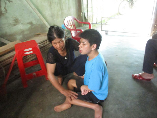 Bà Trương Thị Lâm bên con trai Lê Thái Thuận bị tàn tật bẩm sinh.