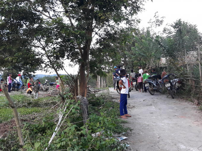 Rất đông người dân đến để chia buồn và phụ giúp việc lo ma chay cùng gia đình nạn nhân