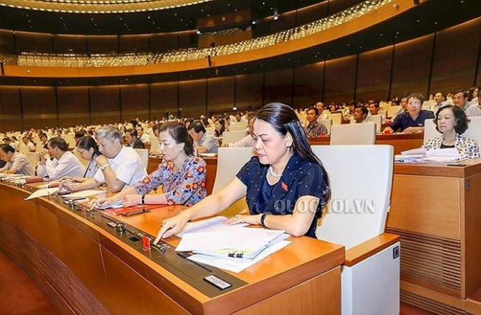 Các ĐBQH bấm nút biểu quyết thông qua Nghị quyết chương trình xây dựng luật, pháp lệnh năm 2019