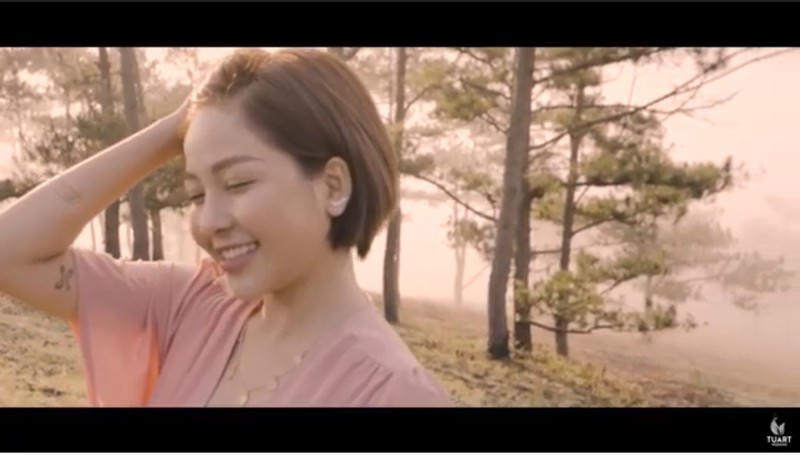 Trâm Anh tên đầy đủ là Đỗ Thị Trâm Anh, cô sinh năm 1995. Hot girl Trâm Anh được công chúng biết đến qua chương trình bình luận cùng World Cup 2018 với vẻ ngoài xinh đẹp. Cô cũng thường xuyên xuất hiện ở một số chương trình game show. Tuy nhiên, sau khi lộ clip ảnh nóng thì Trâm Anh tạm gác lại các hoạt động trên truyền hình. Và đây là lần trở lại đầu tiên của cô sau thời gian im ắng.
