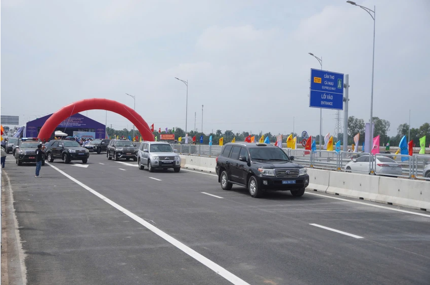 Đoạn Cần Thơ - Hậu Giang đã cho phương tiện lưu thông nhưng nhiều hạng mục vẫn chưa xong. Ảnh: V.LONG