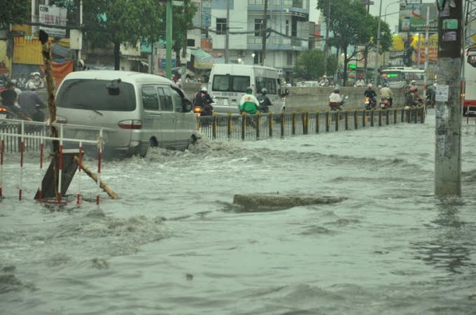 Nước ngập khiến giao thông vô cùng khó khăn.