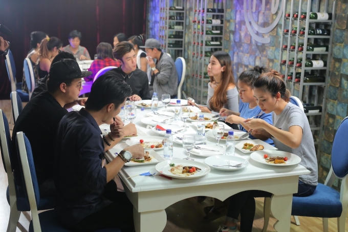 Các khách mời dùng bữa do Top 10 chuẩn bị.