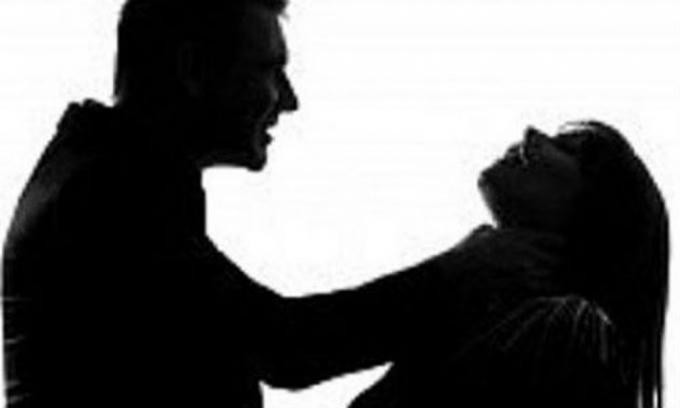 Thuận đã siết cổ vợ đến chết sau đó đến đồn công an tự thú về hành vi giết người của mình (ảnh minh họa).