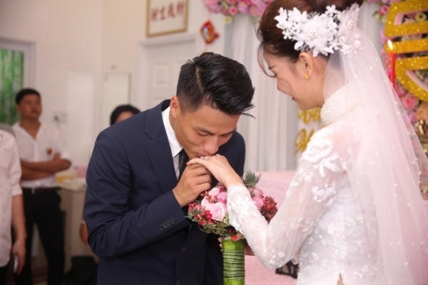 Mạc Hồng Quân hôn tay vợ tương lai trong niềm hạnh phúc.