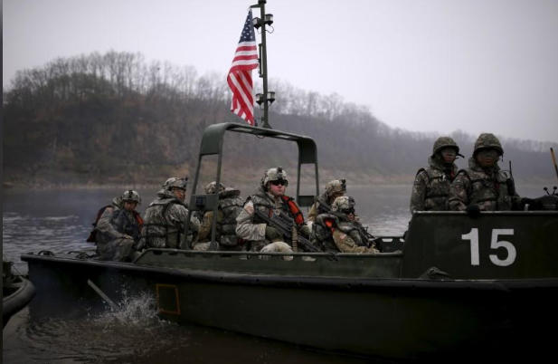 Binh sĩ Mỹ tham dự một cuộc tập trận trên sông với quân đội Hàn Quốc ngày 8/4/2016. Ảnh: Reuters)