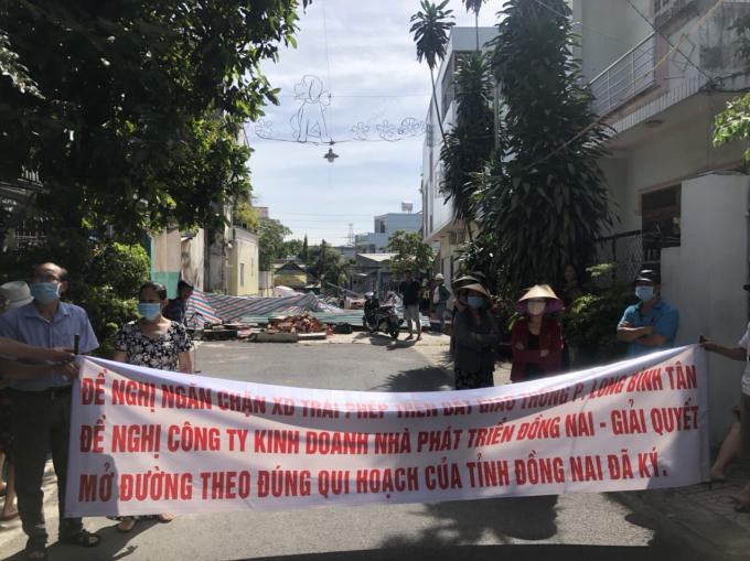 Hàng chục hộ dân căng băng rôn phản ứng cũng như liên tục cầu cứu cơ quan chức năng.