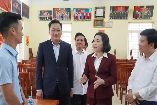 Phó Chủ tịch Quốc hội Nguyễn Thị Thanh kiểm tra cơ sở vật chất chuẩn bị cho bầu cử tại tổ dân phố Tân Hưng (phường Sơn Nam).