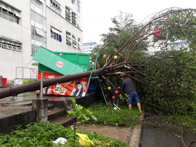 Tới sáng nay, điện đã có lại nhưng hiện trường vẫn ngổn ngang và lộn xộn  Hiện vẫn chưa xác định được con số thiệt hại cụ thể.