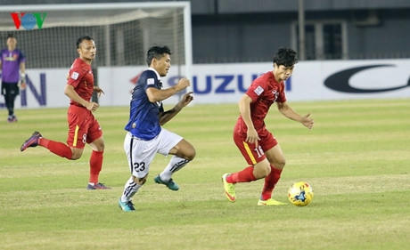 Công Phượng (16) đã chơi đầy quyết tâm và xông xáo cho đến khi bị thay ra ở phút 17 để nhường chỗ cho trung vệ Bùi Tiến Dũng...