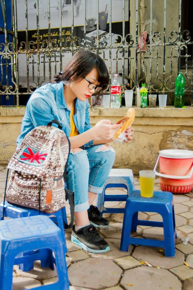 Là phóng viên họ phải chấp nhận ăn sáng ở những quán ăn tạm ven đường. Ảnh: FBNV