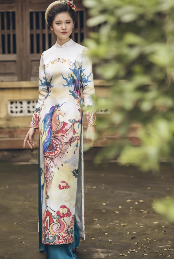 Thuỳ Dung khoe nét đẹp giản dị với áo dài truyền thống