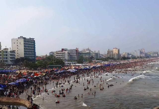 Một biển người ken đặc trên các bãi tắm dài hàng km.