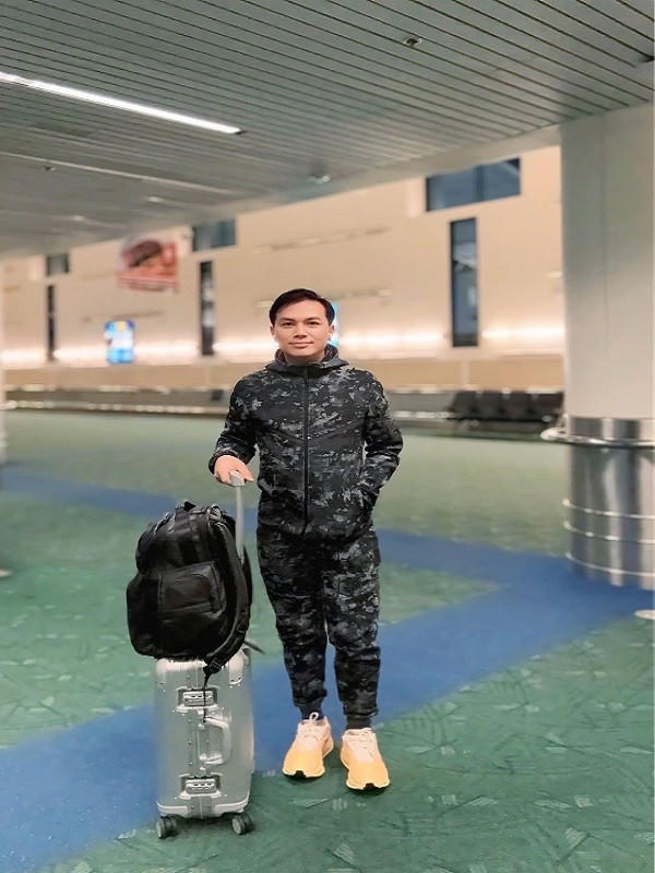 Ca sĩ Mạnh Quỳnh tại sân bay.