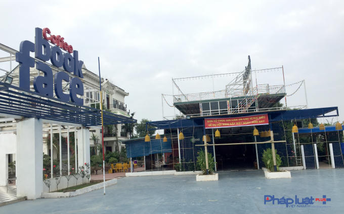 Những công trình này chủ yếu là nhà khung thép, quy mô từ 1 - 2 tầng. Bên cạnh đó là 1 ngôi nhà 3 tầng xây vững chắc (Phía tay trái).