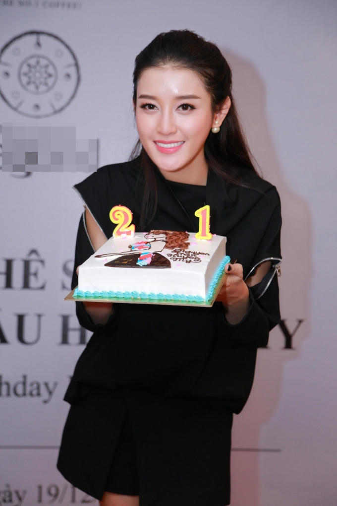 Á hậu Huyền My thổ lộ rất muốn lấy chồng trong buổi họp fans
