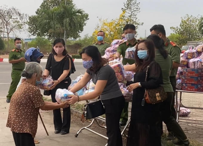 Chia se voi nguoi kho khan 1