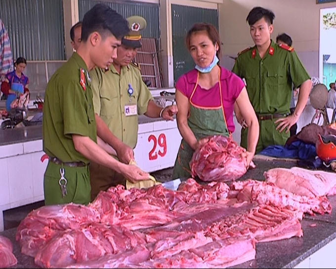 Cơ sở bán thịt lợn thối của bà Nguyễn Thị Liên bị cơ quan chức năng "sờ gáy" (ảnh BT)