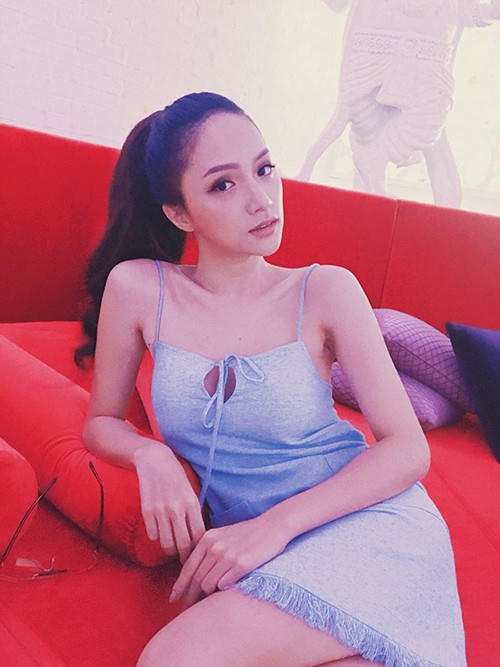 Hoa hậu chuyển giới Hương Giang xinh đẹp dù trang điểm nhạt và mặc trang phục đời thường. Cô viết: "Nhìn thế này ai mà bảo là 26 tuổi đâu, nhìn chỉ như bao nhiêu tuổi hở cả nhà hihi?".