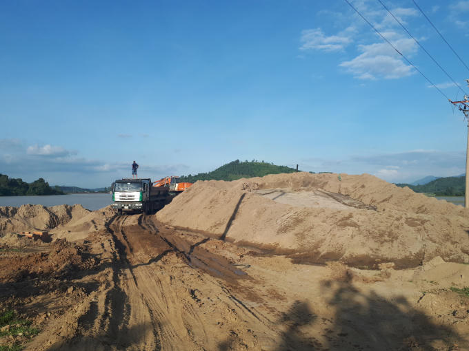 Bãi tập kết cát lậu khổng lồ sát hồ thủy lợi Yang Réh