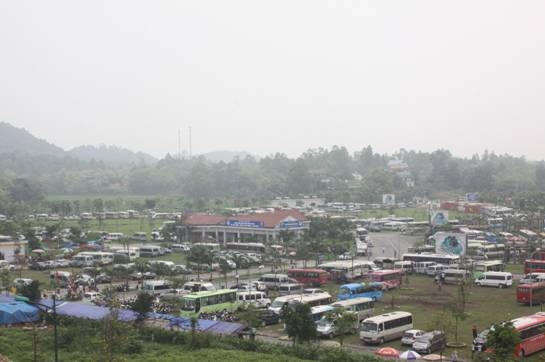 Ngay từ sáng sớm các bãi để xe đã chật cứng.