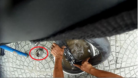 Ông Huệ dùng tăm đâm thủng ruột xe của khách