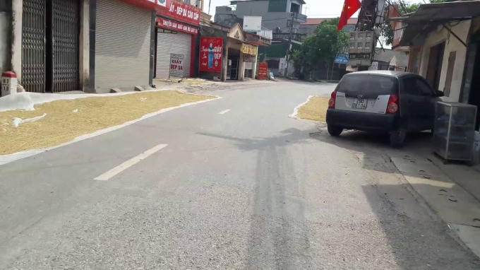 H&agrave; Nội: Mặt đường bị &ldquo;biến&rdquo; th&agrave;nh s&acirc;n phơi th&oacute;c l&uacute;a