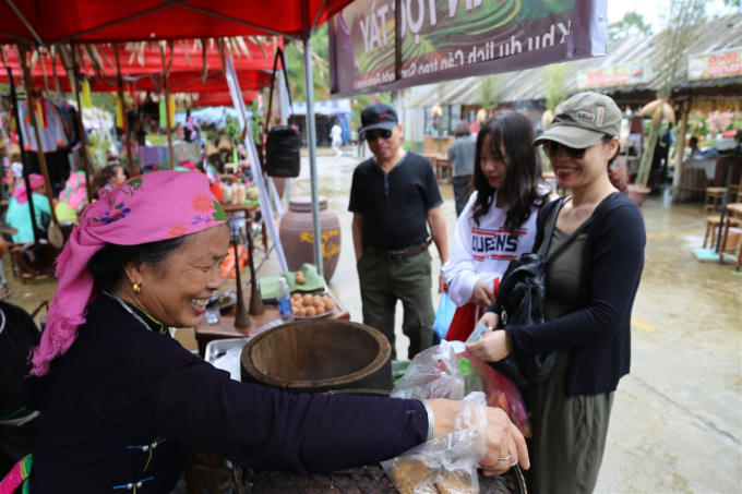 Những gian hàng mái lá che nắng che mưa, che cả những phận đời long đong.