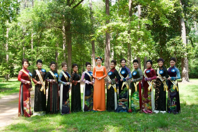 MC và các thí sinh trong cuộc thi.