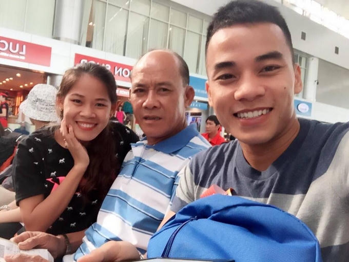 2 chị em Nguyễn Thanh Phúc và cha trong một lần đưa tiễn đi thi đấu giải quốc tế.