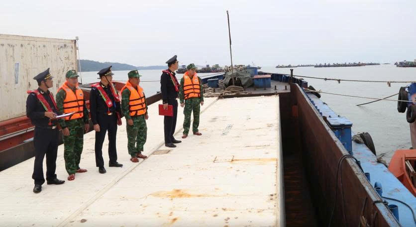 Lực lượng Hải quan và Biên phòng cửa khẩu cảng Vạn Gia tuần tra, kiểm soát trên biển.
