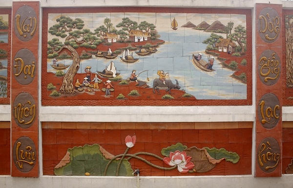 Bức tranh gồm 2 phần. Phần trên là khung cảnh quê hương, đất nước. Phần dưới có chiều cao gần 1 mét được trang trí đồng bộ bằng những bức tranh về hoa sen.