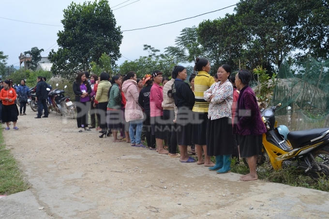 Liên quan đến vụ thảm án xảy ra tại huyện Quang Bình, Hà Giang, trao đổi với PV Phapluatplus.vn, Đại tá Lê Văn Canh, Trưởng phòng Tham mưu, Công an tỉnh Hà Giang cho biết: Ngay sau khi tiếp nhận thông tin, Công an tỉnh đã huy động các lực lượng nghiệp vụ phối hợp với Công an huyện Quang Bình trực tiếp có mặt tại hiện trường để điều tra, làm rõ.